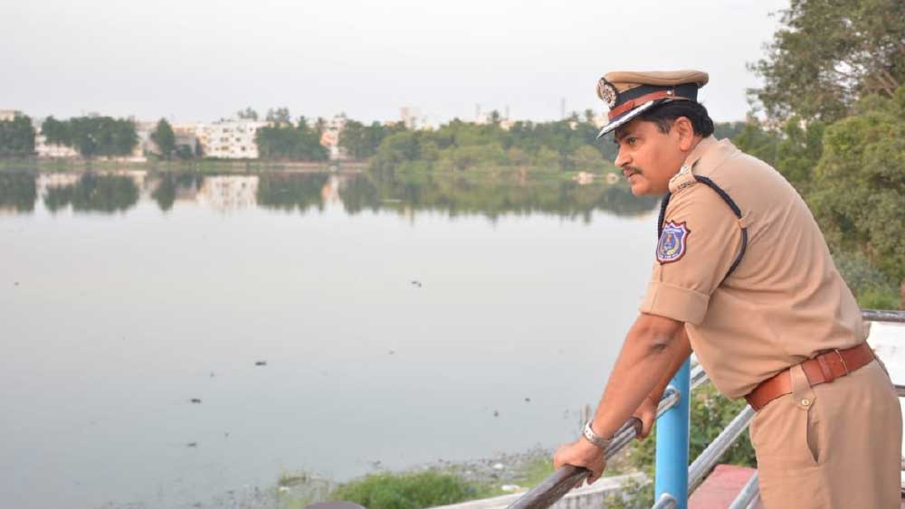 দোর্দণ্ডপ্রতাপ পুলিশ অফিসার বলেই পরিচিত মহেশ। তেলঙ্গানার রচোকোণ্ডা হল দেশের বৃহত্তম পুলিশ কমিশনারেট। চার জেলা নিয়ে ৫ হাজার বর্গ কিলোমিটার এলাকা এই কমিশনারেটের নিয়ন্ত্রণে। সেখানকার পুলিশ কমিশনার মহেশ। রচকোণ্ডার পুলিশ কমিশনার মহেশ এত বড় এলাকার আইনশৃঙ্খলা দেখেন। পাশাপাশি তাঁর নেশা শিক্ষকতা।