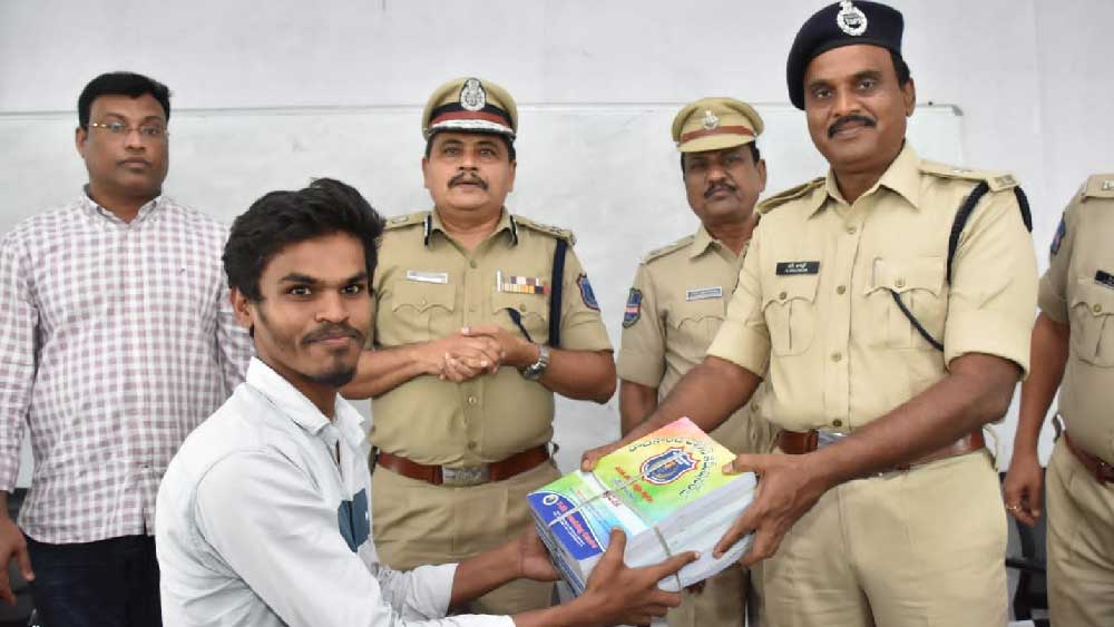 যাঁদের তিনি ‘মেন্টর’ ছিলেন, তাঁদের কেউ এখন আইএএস, কেউ আইপিএস, কেউ বা আইএফএস অফিসার।