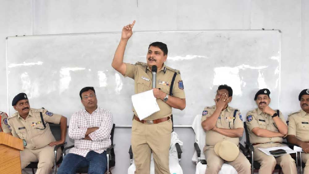 নিজের কাজের ফাঁকে ঘণ্টা দুই সময় বের করে ইউপিএসসি পরীক্ষার্থীদের পড়ান এই আইপিএস অফিসার। কোন বিষয়ের কোন অংশ কত টুকু পড়তে হবে, কোন বিষয়ে বিশেষ জোর দিতে হবে— সেই সব পরিকল্পনা ছকে দেন তিনি।