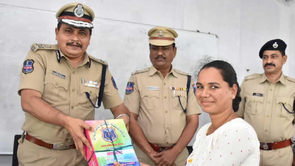 ইউপিএসসি পাশ করা পড়ুয়ারা জানাচ্ছেন, শুধু সফল হওয়া পরীক্ষার্থীদের নয়, যাঁরা এক বার বিফল হয়েছেন, দ্বিতীয় বার আরও ভাল করে তাঁদের পড়ান আইপিএস ভগবত। তা ছাড়া, সিভিল সার্ভিস পরীক্ষার্থীদের জন্য ভগবতের একটি দল রয়েছে। তাঁরা নোট, বইপত্র, সাজেশন তৈরি করে রাখেন পড়ুয়াদের জন্য।