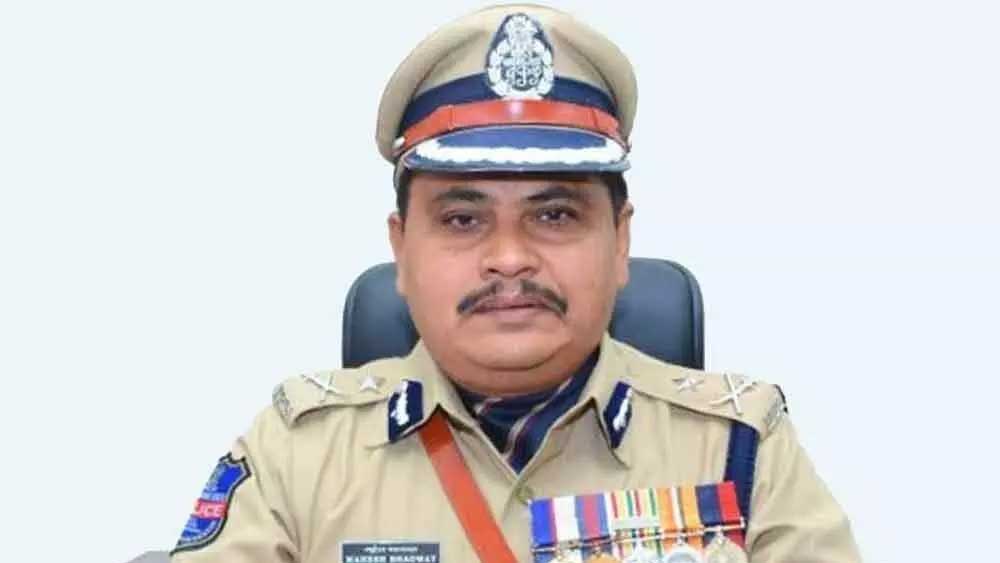 তার মধ্যে শিক্ষকতা কেন করেন? আইপিএস অফিসারের কথায়, ‘‘নিজে যখন আইপিএস অফিসার হওয়ার চেষ্টায় পরিশ্রম করছিলাম, বিশেষ কোনও সুবিধা পাইনি। তবু সাফল্য এসেছে। সেই শিক্ষা ওদের দিয়ে সাহায্য করছি শুধু।’’