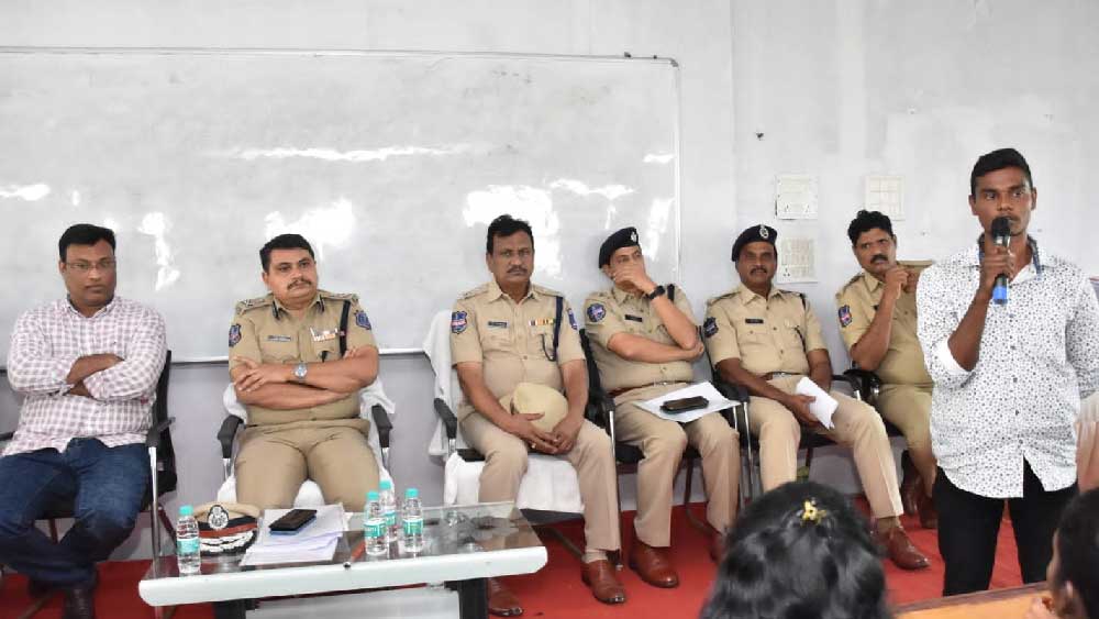 আইপিএস অফিসারের সংযোজন, ‘‘আমার সন্তুষ্টির উৎস প্রার্থীদের সাফল্য। অনেক দুঃস্থ পরিবার থেকে উঠে আসা ছেলেমেয়ের লড়াই দেখেছি। তারা এক টানা কয়েক বছর ধরে প্রস্তুতি নিচ্ছে। যখন তারা কাঙ্ক্ষিত সাফল্য পেয়ে আইএএস, আইপিএস বা আইএফএস হয়ে হাসিমুখে সামনে দাঁড়ায় বা ফোন করে, সেই তৃপ্তি অন্য রকম।’’