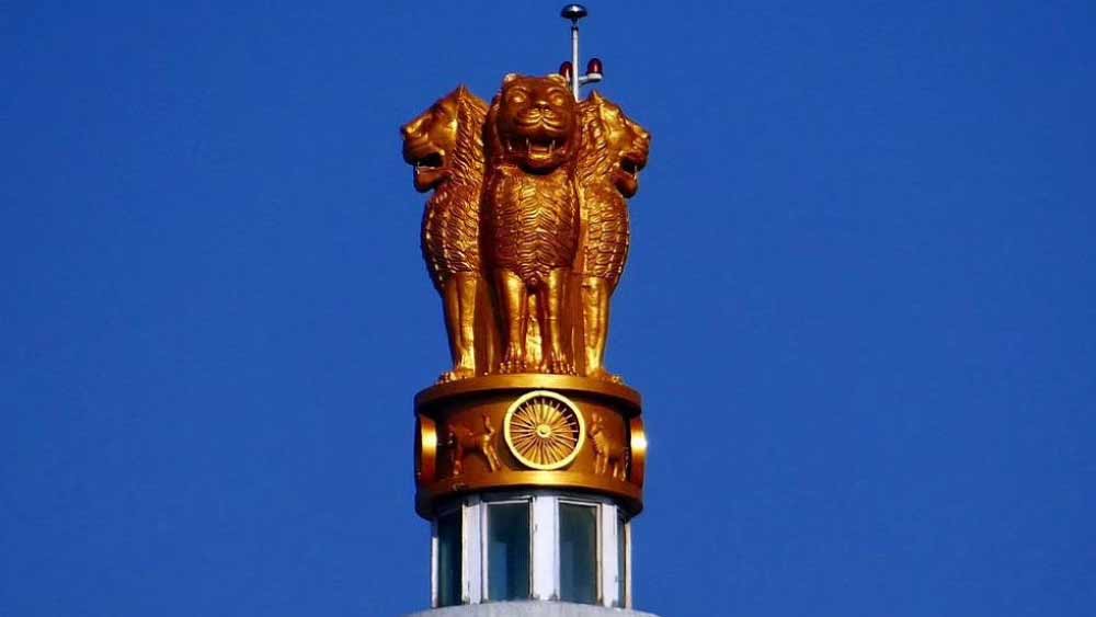 ১৯৪৭ সালে যখন ভারত স্বাধীনতা লাভ করে, তখন দীননাথের বয়স বছর ২০। তখন তিনি শান্তিনিকেতনে চারুকলা নিয়ে তিন বছরের ডিপ্লোমা করছিলেন।