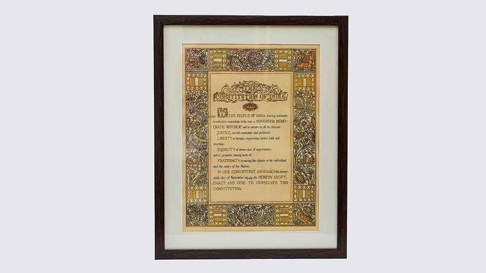 পেন্সিল এবং ব্রাশ দিয়ে ডিজাইন করা পাণ্ডুলিপির বিজোড় পৃষ্ঠাগুলির প্রতিটি সোনার ‘ক্যালিগ্রাফিক’ হরফে পূর্ণ ছিল। লেখাগুলি আরও সুন্দর ভাবে ফুটিয়ে তুলতে পাথর থেকে তৈরি রং ব্যবহার করা ছাড়াও, শিল্পীরা খাঁটি সোনার গুঁড়া মেশানো বিশেষ রং ব্যবহার করেন। পাণ্ডুলিপির প্রত্যেকটি নকশা যাতে ভারতীয় শিল্প-ঐতিহ্যকে ফুটিয়ে তোলে, সেই দিকেও বিশেষ মনোযোগ দেওয়া হয়েছিল।