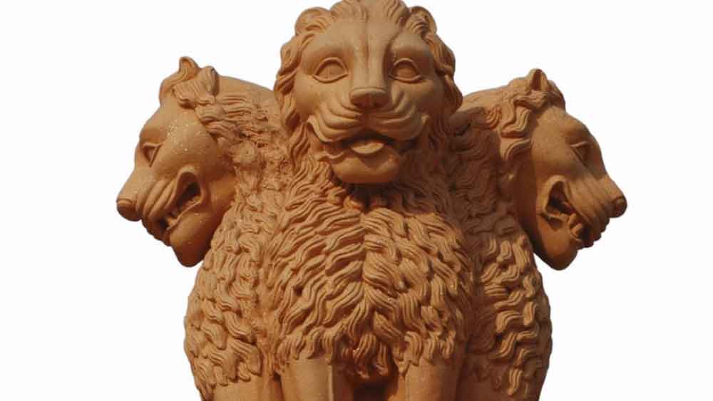 ১৯৫০ সালের ২৬ জানুয়ারি ‘লায়ন ক্যাপিটাল অব অশোক’-এর আদলে দীননাথের নকশা করা জাতীয় প্রতীকের সাক্ষী হয় সারা দেশ। ভারতের জাতীয় প্রতীকের চার সিংহ— শক্তি, সাহস, আত্মমর্যাদা বোধ এবং আত্মবিশ্বাসের প্রতীক।