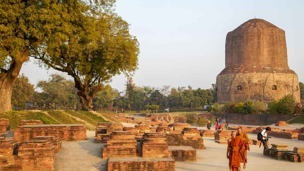 ২৫০ খ্রিস্টপূর্বাব্দে সম্রাট অশোক সারনাথের ‘লায়ন ক্যাপিটাল’ তৈরি করান। ‘লায়ন ক্যাপিটাল’-এর মতো জাতীয় প্রতীকেও সিংহ, হাতি, ঘোড়া এবং ষাঁড়ের ছবি রয়েছে। তবে ছবিতে প্রতিটি প্রাণী অশোক চক্রের দ্বারা পৃথক।