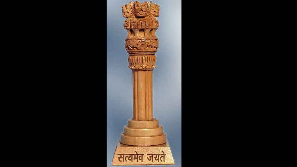 দীননাথের নকশা করা জাতীয় প্রতীকের তলায় দেবনাগরী ভাষায় লেখা ‘সত্যমেব জয়তে' (সত্যের জয় হোক)।