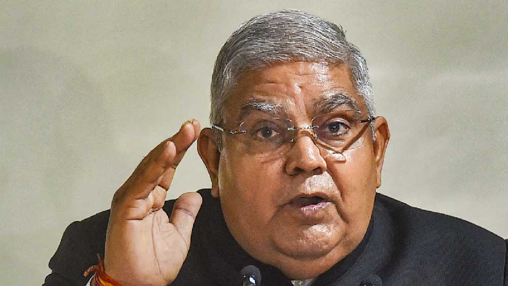 শনিবার রাতে দেশের উপরাষ্ট্রপতি পদে পশ্চিমবঙ্গের রাজ্যপাল ধনখড়ের নাম ঘোষণা করেছে কেন্দ্রের ক্ষমতাসীন শাসকদল এনডিএ। সব কিছু ঠিকঠাক থাকলে সাংবিধানিক অঙ্কের বিচারে তাঁর নির্বাচন প্রায় নিশ্চিত বলে মনে করা হচ্ছে।