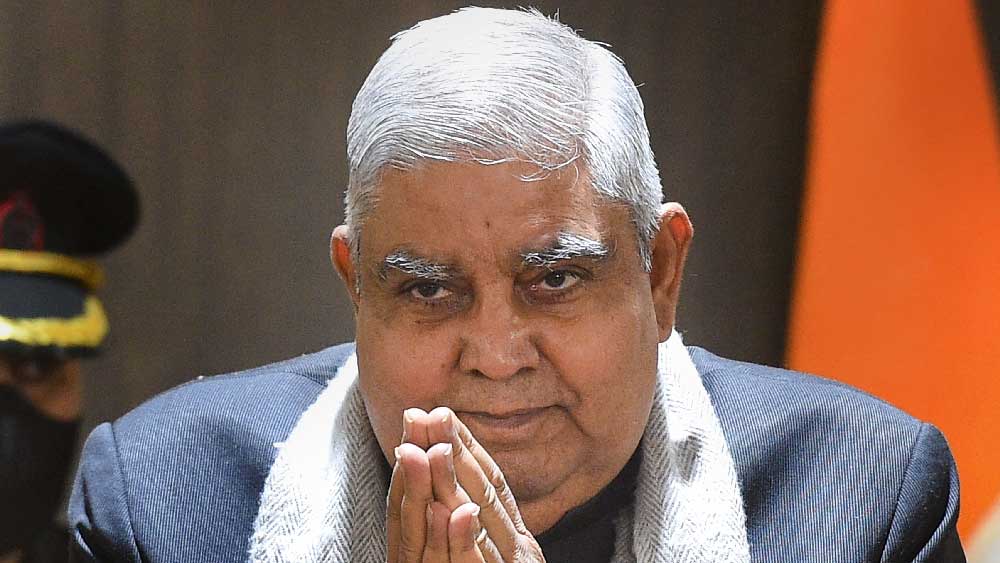 আইনজীবী হিসাবে পেশাদার জীবন শুরু করলেও এক কালে তা ছেড়ে রাজনীতির ময়দানে নেমে পড়েছিলেন ধনখড়। এর পর একে একে বিধায়ক থেকে সাংসদ এবং কেন্দ্রীয় মন্ত্রীও হয়েছেন। ৭১ বছরের ধনখড়কে নানা ভূমিকায় দেখা গিয়েছে। 