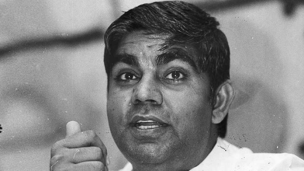 জন্ম, ১৯৫১ সালের ১৮ মে। রাজস্থানের এক জাঠ কৃষকের পরিবারে জন্ম হয়েছিল ধনখড়ের। সংসদীয় রাজনীতিতে প্রবেশের আগে আইনকেই পেশা হিসাবে বেছে নিয়েছিলেন কিঠানা গ্রামের এই ছেলেটি। 