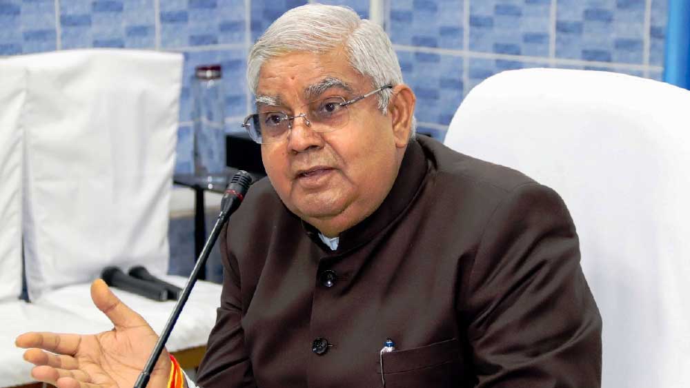 বিধায়ক হওয়ার আগেই সাংসদ হয়েছিলেন ধনখড়। তবে তাঁর প্রথম রাজনৈতিক দল ছিল প্রাক্তন প্রধানমন্ত্রী চন্দ্রশেখরের জনতা দল। 