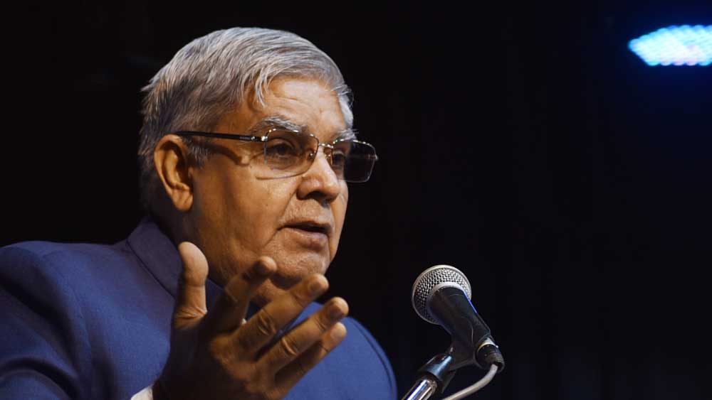 নব্বইয়ের দশকে পাঁচ বছরের নির্ধারিত মেয়াদ উত্তীর্ণ হওয়ার আগেই কেন্দ্রের চন্দ্রশেখর সরকার পড়ে গিয়েছিল। স্বাভাবিক ভাবেই সে সময় মন্ত্রিত্বেও ইতি পড়ে ধনখড়ের।