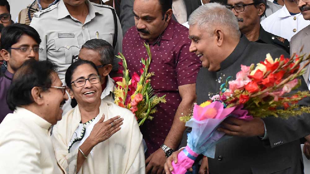 এ রাজ্যের রাজ্যপাল হিসাবে দায়িত্বভার গ্রহণের পর থেকে বহু বারই শিরোনামে উঠে এসেছেন ধনখড়। রাজ্য সরকারের সঙ্গে বার বারই বিরোধে জড়িয়েছেন তিনি। তবে আসন্ন উপরাষ্ট্রপতি নির্বাচনে জয়ী হলে সে পর্ব অচিরেই অতীত হতে পারে।
