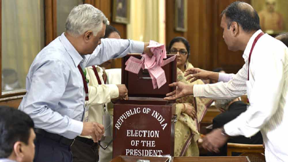 ভোটমূল্যের হিসাবে শীর্ষে উত্তরপ্রদেশ। সে রাজ্যের এক জন বিধায়কের ভোটমূল্য ২০৮। পশ্চিমবঙ্গের প্রত্যেক বিধায়কের ভোটমূল্য ১৫১। সবচেয়ে কম ভোটমূল্য সিকিমের বিধায়কদের। মাত্র ৭!