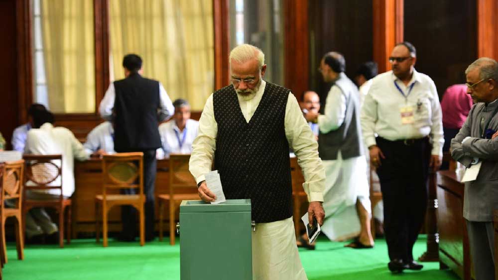 বিধায়কদের সম্মিলিত ভোটমূল্য ৫ লক্ষ ৪৯ হাজার ৪৭৪। সাংসদদের সম্মিলিত ভোটমূল্যও সেটাই ধরে নিয়ে ওই সংখ্যাকে মোট সাংসদ সংখ্যা (৭৭৬) দিয়ে ভাগ করা হয়। ভাগফলকে নিকটবর্তী পূর্ণ সংখ্যায় নিয়ে গেলে প্রত্যেক সাংসদের ভোটমূল্য দাঁড়ায় ৭০৮।