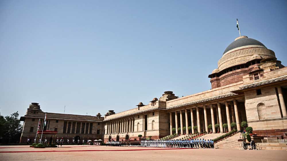 রাজ্যওয়াড়ি বিধায়কদের ভোটমূল্য হিসাবের পদ্ধতিটাও অনেকটা একই রকম। কোনও রাজ্যের জনসংখ্যাকে প্রথমে সেই রাজ্যের বিধায়ক সংখ্যা দিয়ে ভাগ করা হয়। তার পর সেই ভাগফলকে ১০০০ দিয়ে ভাগ করা হয়। এতে যে সংখ্যা, সেটাই ভোটমূল্যের ভিত্তি।