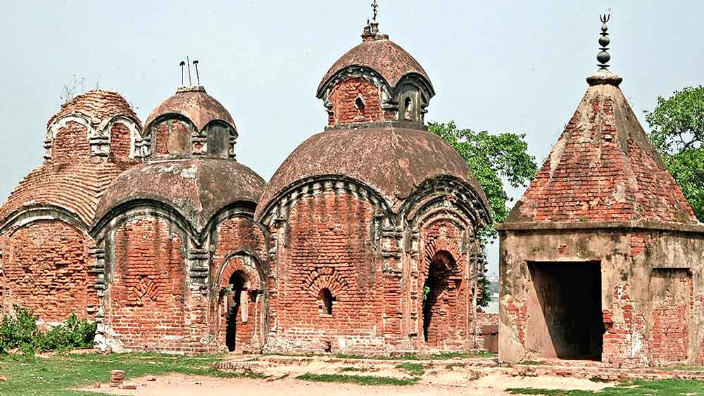 সমন্বয়স্থল: উপযুক্ত সংরক্ষণের অভাবে ক্রমশ মাটিতে মিশে যাচ্ছে ভোটবাগান মঠের ঐতিহাসিক স্থাপত্য।