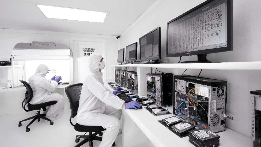 অপরাধ করার সময় অপরাধী যদি এমন কিছু ব্যবহার করে যেগুলি সাইবার সম্পর্কিত, সে ক্ষেত্রে দ্বারস্থ হতে হয় ফরেনসিক ল্যাবের।