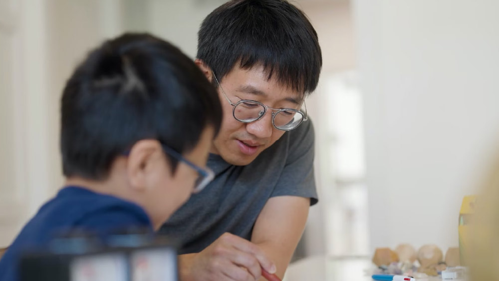 সারাদিনে মাত্র তিন ঘণ্টা কাজ করেন জুন। তার মধ্যেই লেখাপড়া, বা়ড়ির কাজ, সন্তানদের যত্ন।