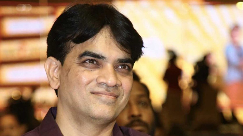 এক সংবাদ সংস্থার রিপোর্ট অনুযায়ী, প্রযোজক নীরঞ্জন রেড্ডির কাছ থেকে ছবিটির স্বত্ব অধিগ্রহণ করার শর্ত ছিল ছবি ফ্লপ করলে টাকা ফেরত দিতে হবে। ‘আচার্য’ ফ্লপ করার ফলে চাপও বেড়েছে প্রযোজকের উপর।