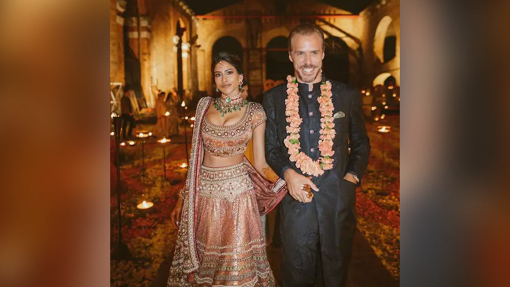 এ বছরের মে মাসে বিয়ে করেছেন আলিয়া। তাঁর স্বামী ব্রেট কার্লসেন। তিনি লন্ডনের বাসিন্দা।