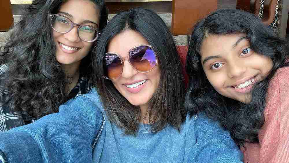 ললিতের এই ঘোষণার ১৪ ঘণ্টা পরে দুই মেয়ে রেনে আর আলিশাকে সঙ্গে নিয়ে ছবি পোস্ট করে সুস্মিতা লেখেন, ‘আমি আনন্দে আছি। কোনও বিয়ে নয়, কোনও আংটি নয়, নিঃস্বার্থ ভালবাসায় আমি পরিবেষ্টিত। অনেক উত্তর দেওয়া হয়েছে। এ বার কাজে মন দেওয়া উচিত।’