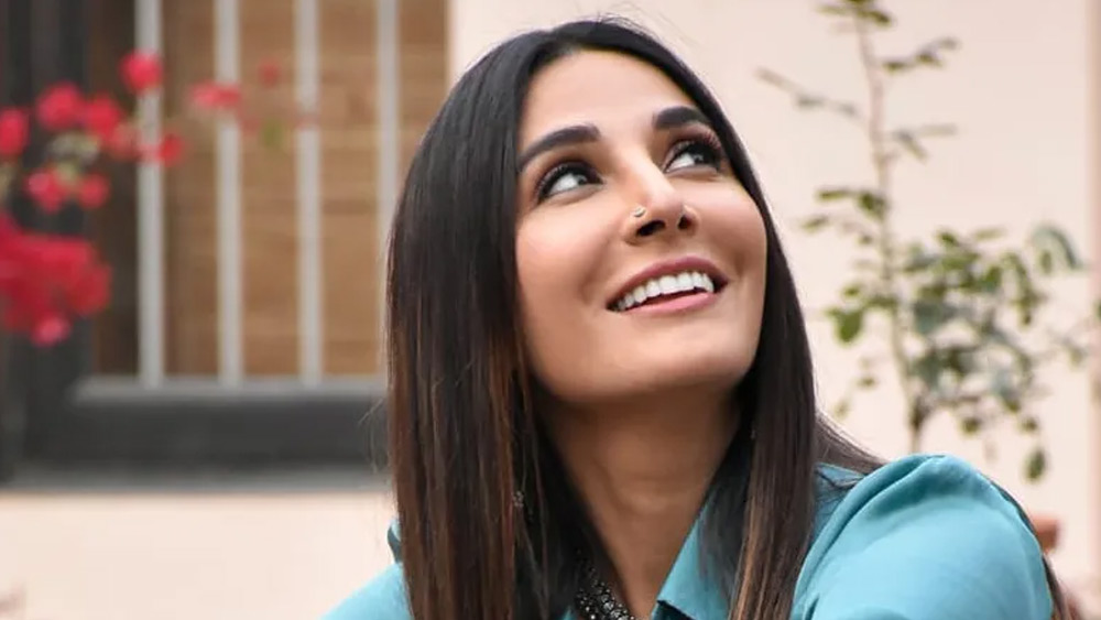 কিরণ রাও পরিচালিত ‘ধোবি ঘাট’ অথবা ‘ডেভিড’, ‘রক অন’-এর মতো জনপ্রিয় ছবিতেও অভিনয় করেছেন মণিকা।