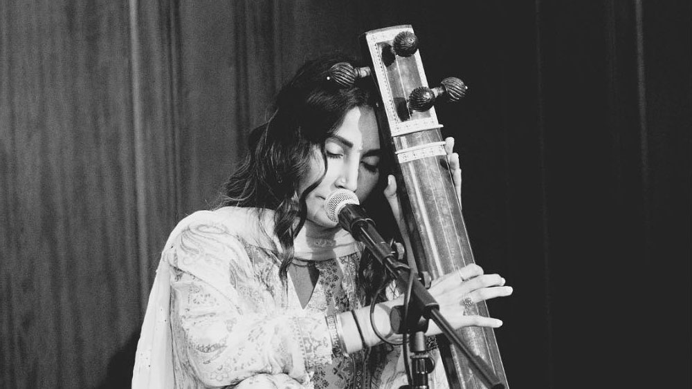 শুধু মাত্র অভিনয়ই নয়, সঙ্গীত জগতের সঙ্গেও যুক্ত রয়েছেন এই অভিনেত্রী। ইংরেজি গানের বেশ কিছু অ্যালবামও বের করেছেন তিনি।