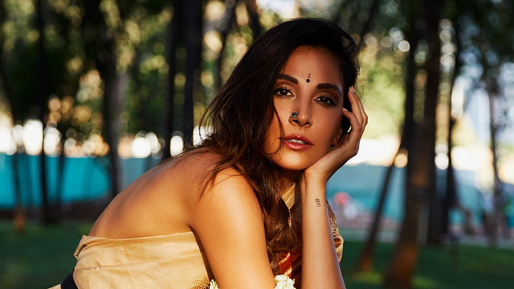 হিন্দি ছবিতেও একটি গান গাওয়ার সুযোগ পেয়েছিলেন মণিকা। ইমরান খান ও দীপিকা পাড়ুকোন অভিনীত ‘ব্রেক কে বাদ’ ছবিতে ‘দুরিয়াঁ’ গানটি গেয়েছিলেন তিনি।