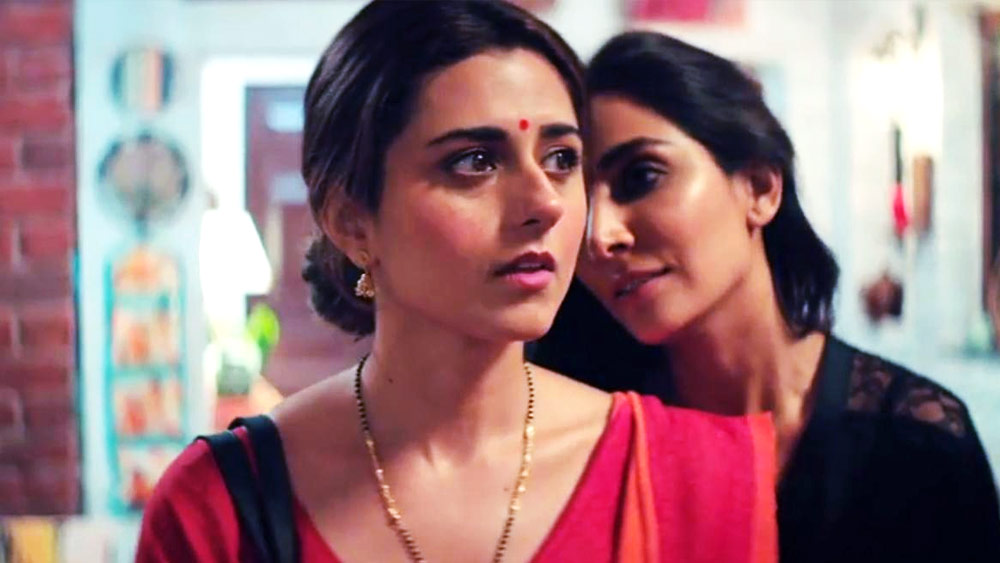 তাঁরই এক সহ-অভিনেত্রীর প্রেমে পড়েন মণিকা। অভিনয়-সূত্রেই তাঁদের আলাপ। তবে, একই সঙ্গে এক জন পুরুষ এবং এক জন মহিলাকে কী করে ভালবাসতে পারেন তিনি?