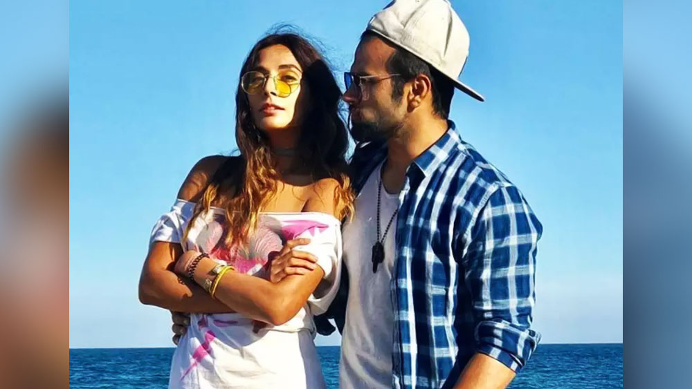 এই বিষয়ে তাঁর স্বামীকে জানাতেও প্রথমে দ্বিধা বোধ করছিলেন মণিকা। কিন্তু তাঁর এই দোলাচল বাড়তেই থাকে। পরে তাঁর স্বামীকে তিনি এই ব্যাপারে সব কথা জানান।