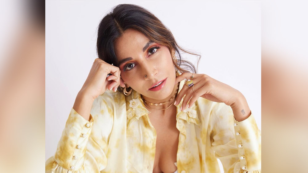 মণিকা সেই সাক্ষাৎকারে জানিয়েছেন, তিনি ভাগ্যবতী যে এমন একজনকে নিজের জীবনসঙ্গী হিসাবে পেয়েছিলেন, যিনি সম্পূর্ণ মুক্তচিন্তার মানুষ।