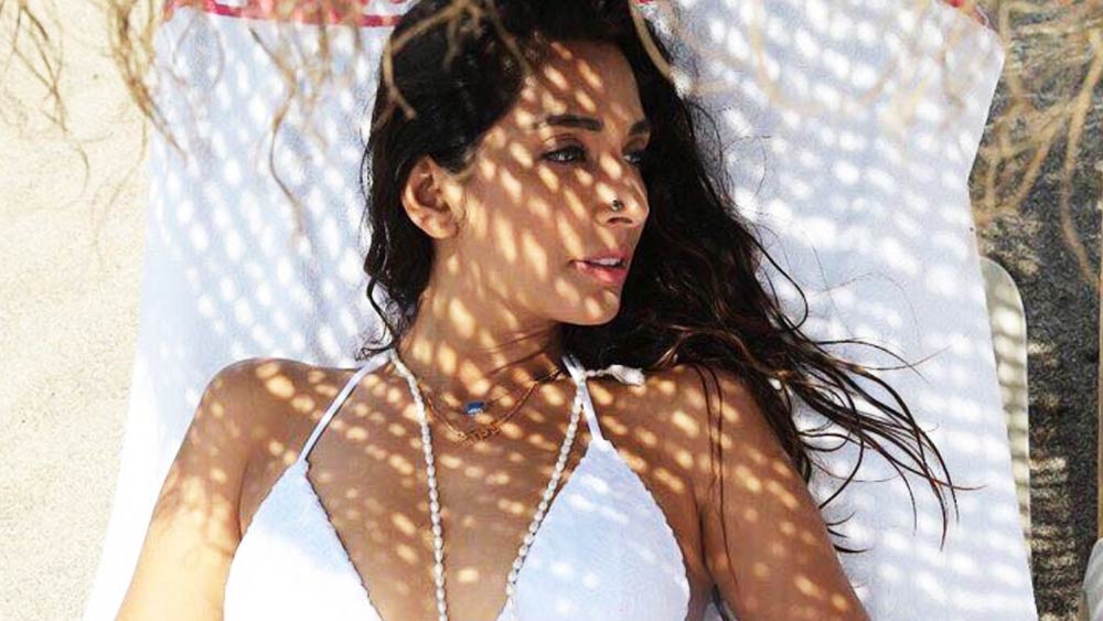 বর্তমানে, তাঁর বিবাহবিচ্ছেদ হয়ে গেলেও তিনি এখনও নিজেকে পুরোপুরি ভাবে গুছিয়ে তুলতে পারেননি। বহুকামী (প্যানসেক্সুয়াল) হিসাবে নিজের পরিচয় দিলেও মণিকা এখনও নিশ্চিত নন যে, অন্য কারও প্রতি তিনি আকৃষ্ট হলে তাঁর অনুভূতি এক জন পুরুষের মতো , নাকি তা একজন নারীর।