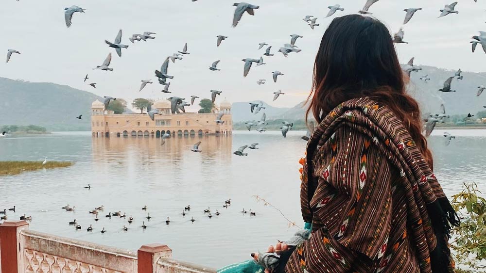 তাই তিনি শিল্পের মাধ্যমেই তাঁর মানসিক অবস্থা ফুটিয়ে তোলার চেষ্টা করেন। অভিনয় করার সময় তিনি এমনই চরিত্র বেছে নেন, যার সঙ্গে তাঁর জীবনেরও মিল রয়েছে। এমনকি, মণিকার অ্যালবামের গান শুনলেও তাঁর মধ্যে চলতে থাকা মানসিক দোলাচল নজরে পড়ে।