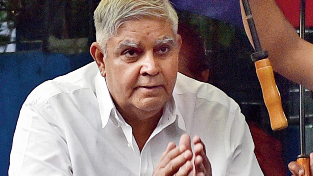 ২০১৮ সালে দেশে রাষ্ট্রপতি থেকে প্রধানমন্ত্রী, উপরাষ্ট্রপতি থেকে রাজ্যপাল— সকলের বেতন কাঠামোয় বদল আসে। সেই বদলের পরে ভারতে এখন রাজ্যপালদের মাসিক বেতন ৩ লাখ ৫০ হাজার টাকা। আগে ছিল ১ লাখ ১০ হাজার টাকা।