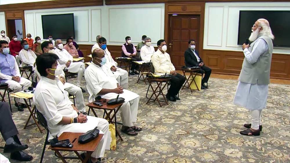 বর্তমানে প্রধানমন্ত্রী মূল বেতন ১ লাখ টাকা। সেই সঙ্গে সংসদীয় এলাকা ভাতা পাওয়া যায় ৭০ হাজার টাকা। অফিস চালানোর খরচ ৬০ হাজার টাকা। এর মধ্যে অফিসের খরচ ২০ হাজার আর কর্মীদের বেতনের জন্য বরাদ্দ ৪০ হাজার টাকা। এর বাইরে অতিথি আপ্যায়ন বাবদ প্রধানমন্ত্রী মাসে পান ৩ হাজার টাকা। সব মিলিয়ে ২ লাখ ৩১ হাজার টাকা।