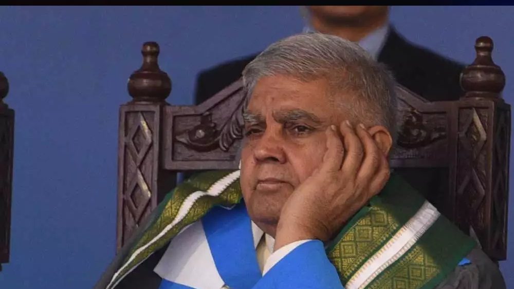 উপরাষ্ট্রপতি নির্বাচনে চমক দিয়ে পশ্চিমবঙ্গের রাজ্যপালের নাম নিজেদের প্রার্থী হিসেবে ঘোষণাকে বিজেপির রাজনৈতিক কৌশল হিসাবেই দেখছে রাজনৈতিক মহল। কিন্তু তৃণমূলের মতে, তাদের উত্ত্যক্ত করার ‘পুরস্কার’ই পেয়েছেন ধনখড়।