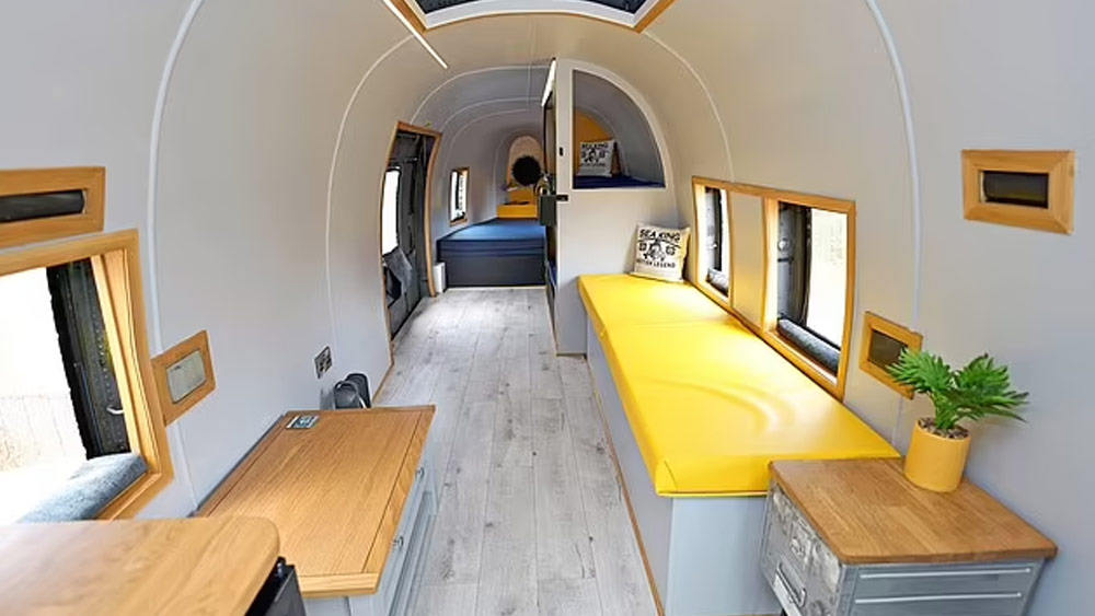 ককপিটের রাবার আর ধাতব আসন এখন নরম গদি সাঁটা শয্যা, যেখানে ঘুমাতে পারবেন দু’জন। কপ্টারের ভিতরের আলমারি এখন বাচ্চাদের বিছানা। উইঞ্চ যন্ত্রটি বাচ্চাদের দোলনা।