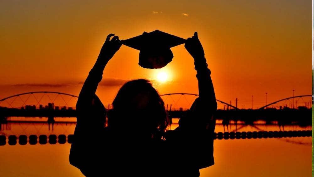 বিদেশে ডলার উপার্জন করলে তা দিয়ে ভারতের ঋণ শোধ করা বরং আরও সহজ হবে ভারতীয় ছাত্রছাত্রীদের পক্ষে।