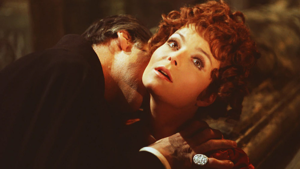 রক্ততৃষ্ণা মেটাতে ঘাড়ের কাছে মুখ নামিয়ে এনে যেন বসিয়ে দেবে শ্বদন্তগুলি।