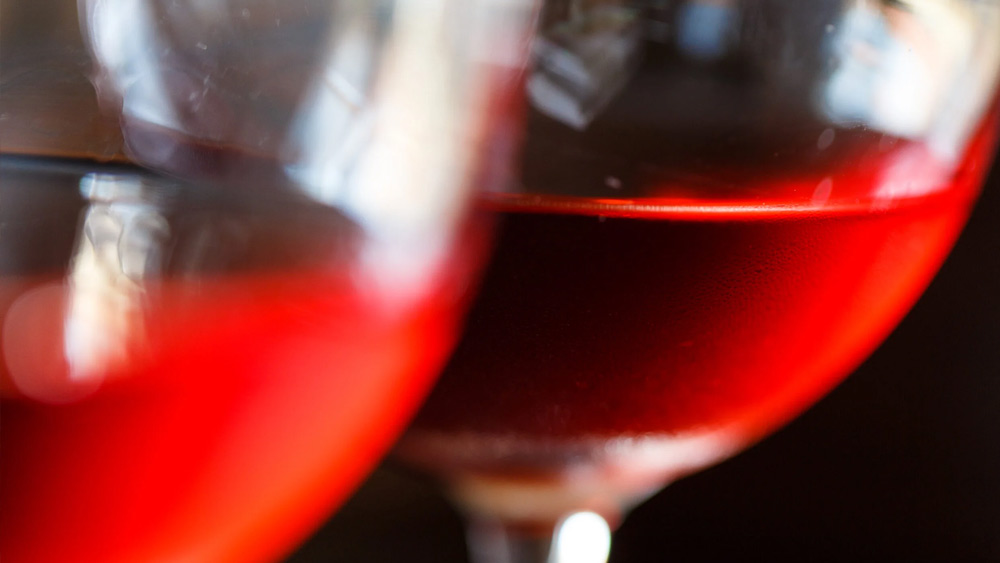 সারা দিন রক্ত পান করেও এক জন কী করে শারীরিক ভাবে সুস্থ থাকতে পারেন, এ নিয়ে সন্দেহ জাগে চিকিৎসকদের। তাই ওই ব্যক্তির স্বাস্থ্যগত পর্যবেক্ষণ করার সিদ্ধান্ত নেন তাঁরা।