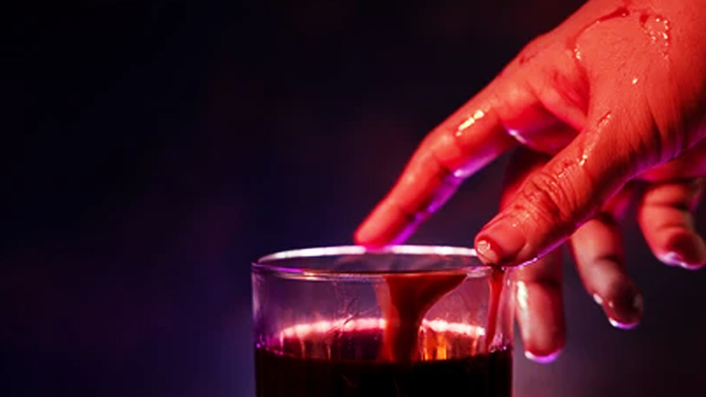 ওই ব্যক্তিকে জিজ্ঞাসাবাদ করায় জানতে পারেন, দু’বছর ধরে টানা রক্তপান করে চলেছেন তিনি। 