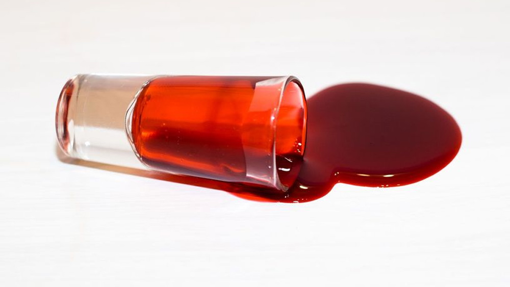 প্রথম দিকে রক্ততৃষ্ণা মেটাতে তিনি ব্লেড দিয়ে শরীরের বিভিন্ন জায়গায় কেটে নিজের রক্তই পান করতেন। কিন্তু সময়ের সঙ্গে সঙ্গে এটি তাঁর নেশায় পরিণত হয়।