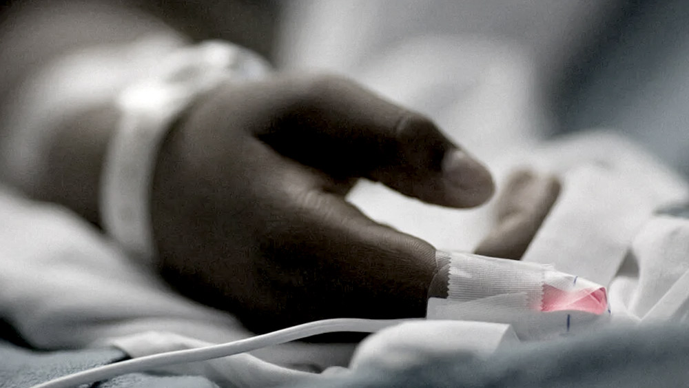 তাঁর চার মাসের মেয়ে শারীরিক অসুস্থতায় ভুগে মারা যায়। কন্যাবিয়োগের শোক সামলে উঠতে পারেননি তিনি।