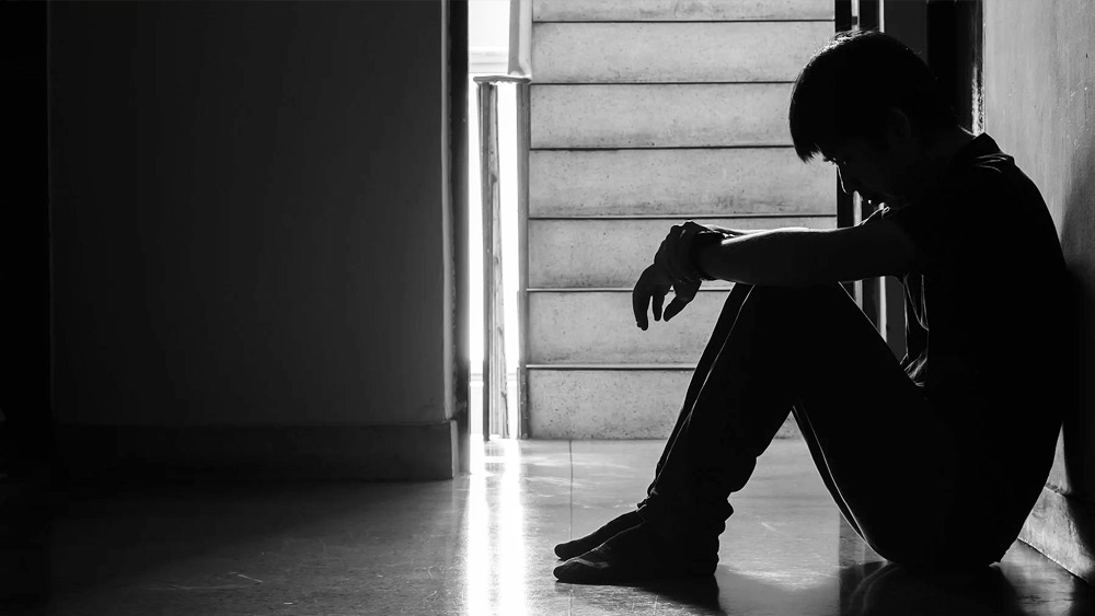 একের পর এক ভয়াবহ ঘটনা ঘটতে থাকায় তিনি মানসিক ভারসাম্য হারিয়ে ফেলতে শুরু করেন। ২৩ বছর বয়সি এই ব্যক্তিকে পর্যবেক্ষণ করে দেখা যায়, তিনি নিজের মনেই কথা বলে যান। তাঁকে এই ব্যাপারে জিজ্ঞাসা করায় তিনি জানান, তাঁর এক ‘অদৃশ্য’ বন্ধু রয়েছে। সেই বন্ধুর সঙ্গেই কথা বলেন তিনি।