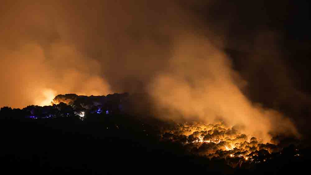 চলতি গ্রীষ্মে পর্তুগাল এবং স্পেনে এটি দ্বিতীয় দাবদাহ চলছে। পর্তুগালে তাপমাত্রার পারদ ছুঁয়েছে ৪৭ ডিগ্রি সেলসিয়াসে। স্পেনে তা ৪৫ ডিগ্রি সেলসিয়াস।