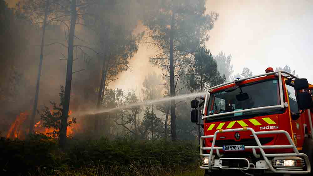 ফ্রান্সের দক্ষিণ-পশ্চিম অঞ্চলের ২৭,০০০ একর এলাকায় দাবানল ছড়িয়েছে বলে জানিয়েছে সংবাদ সংস্থা রয়র্টাস। রবিবার দুপুরে ওই অঞ্চলের ১৪ হাজারেও বেশি বাসিন্দাকে অন্যত্র সরানো হয়েছে।