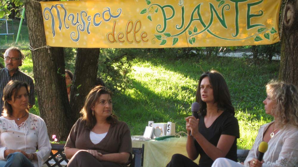 ওই আন্দোলনের পর জুলিয়ার জীবনেও বদল এসেছে। এখনও পর্যন্ত আড়াইশোর বেশি ইভেন্টে পরিবেশরক্ষার গুরুত্ব নিয়ে ভাষণ দিয়েছেন তিনি। লিখেছেন বেস্টসেলার বই। জড়িয়ে পড়েছেন বহু স্বেচ্ছাসেবী সংগঠনের সঙ্গে। ‘সার্কল অব লাইফ ফাউন্ডেশন’ নামে সংগঠনের সহ-প্রতিষ্ঠাতা জুলিয়ার দাবি, পরিবেশ নিয়ে সামাজিক দৃষ্টিভঙ্গি বদল করাই লক্ষ্য তাঁর! 