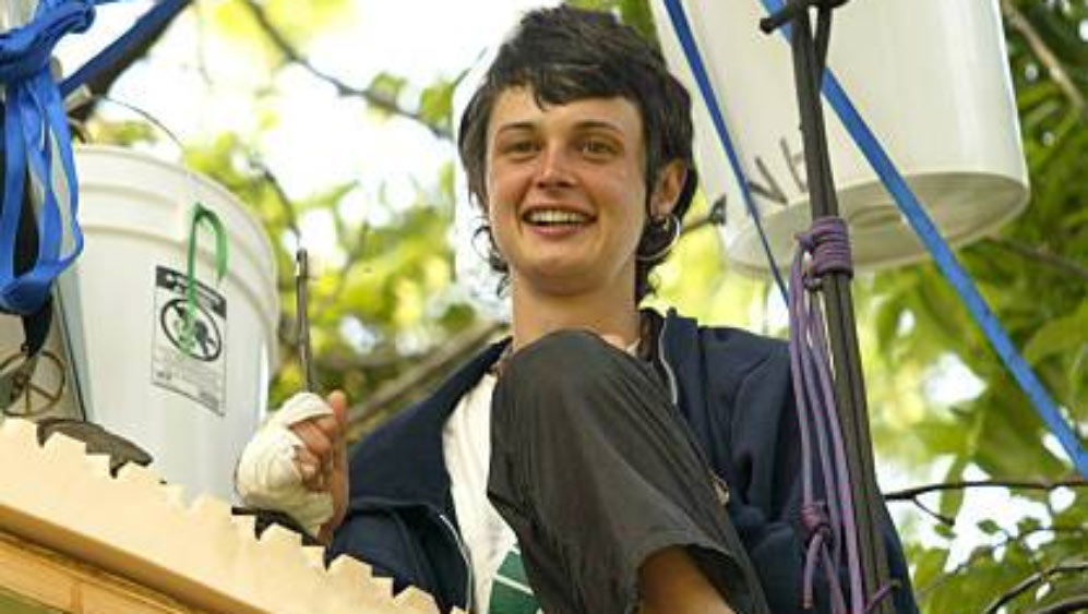 জুলিয়ার একরোখা বিক্ষোভের কাছে অবশেষে হার মানে পিসিএল। ’৯৯-এ সংস্থার জুলিয়ার প্রস্তাবে রাজি হয় তারা। জুলিয়ার সঙ্গে চুক্তি হয়, ‘লুনা’র আশপাশের ২০০ ফুট পর্যন্ত কোনও গাছ কাটা চলবে না। এর পর গাছ থেকে নেমে আসতে রাজি হন জুলিয়া। 