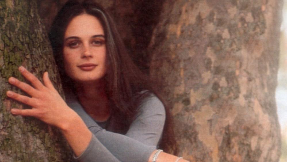 ১৮০ ফুট উঁচু প্রায় দেড় হাজার বছরের পুরনো ওই গাছটি বাঁচাতে কোনও এক জনকে ওই গাছে স্থায়ী ভাবে বসানোর চিন্তা-ভাবনা চলছিল। জুলিয়া সে সময় কোনও পরিবেশরক্ষাকারী সংগঠনের সঙ্গে জড়িত ছিলেন না। তবে স্থানীয়দের স্বার্থে ওই গাছে তিনিই চড়ে বসেছিলেন।